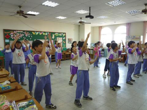 dance990420-01.JPG