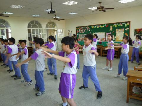 dance990420-03.JPG