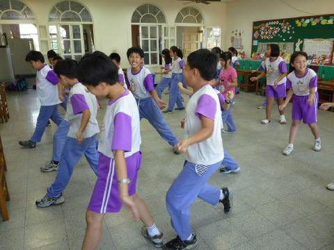 dance990420-04.JPG