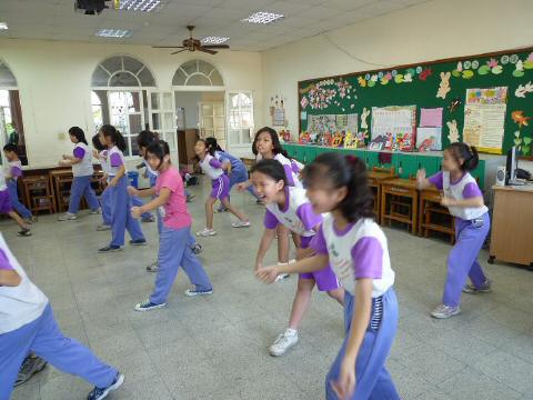 dance990420-05.JPG